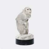 Wilhelm Krieger (Norderney 1877 - Herrsching 1945). Seltene Marmorskulptur 'Rhesusaffe'. - photo 1