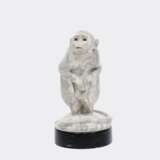 Wilhelm Krieger (Norderney 1877 - Herrsching 1945). Seltene Marmorskulptur 'Rhesusaffe'. - photo 2