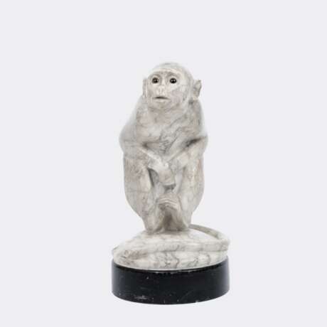 Wilhelm Krieger (Norderney 1877 - Herrsching 1945). Seltene Marmorskulptur 'Rhesusaffe'. - photo 2