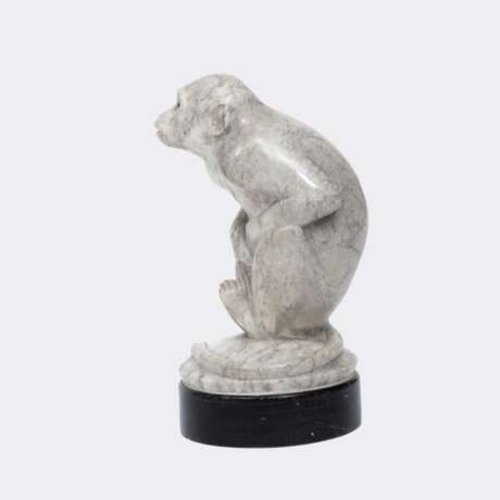 Wilhelm Krieger (Norderney 1877 - Herrsching 1945). Seltene Marmorskulptur 'Rhesusaffe'. - photo 3