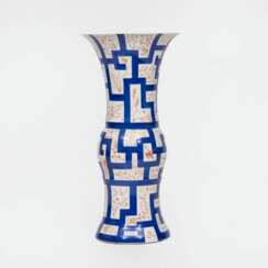 Ernst Böhm (Berlin 1890 - Berlin 1963). Große Trompetenvase mit geometrischem Dekor.