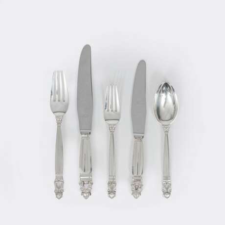 Georg Jensen (Kopenhagen 1866 - Hellerup/Kopenhagen 1935). Speisebesteck 'Acorn' für 10-12 Personen von Johan Rohde. - Foto 1