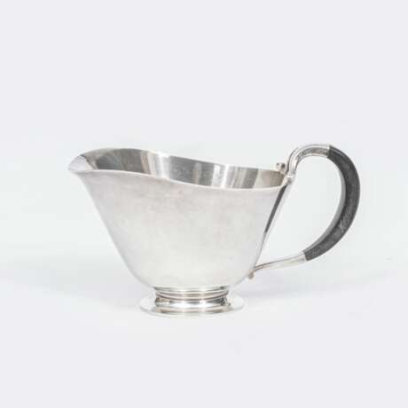 Georg Jensen (Kopenhagen 1866 - Hellerup/Kopenhagen 1935). Saucière Nr. 896 von Jørgen Jensen. - Foto 1