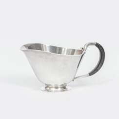 Georg Jensen (Kopenhagen 1866 - Hellerup/Kopenhagen 1935). Saucière Nr. 896 von Jørgen Jensen.