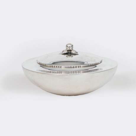 Georg Jensen (Kopenhagen 1866 - Hellerup/Kopenhagen 1935). Kleines Deckeldöschen Nr. 145 von Johan Rohde. - photo 1