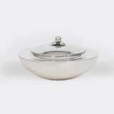 Georg Jensen (Kopenhagen 1866 - Hellerup/Kopenhagen 1935). Kleines Deckeldöschen Nr. 145 von Johan Rohde. - photo 1