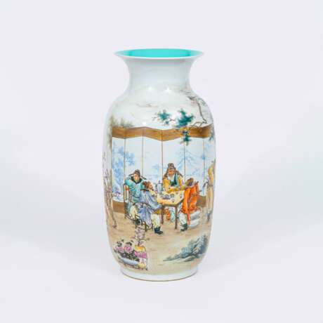 Wang Qi (1884 - 1937), zugeschr. Große Rouleau-Vase mit Tischgesellschaft von Gelehrten. - photo 1