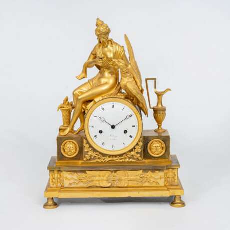 Autray à Paris. Empire Figuren-Pendule 'Hebe tränkt den Adler des Zeus'. - Foto 1