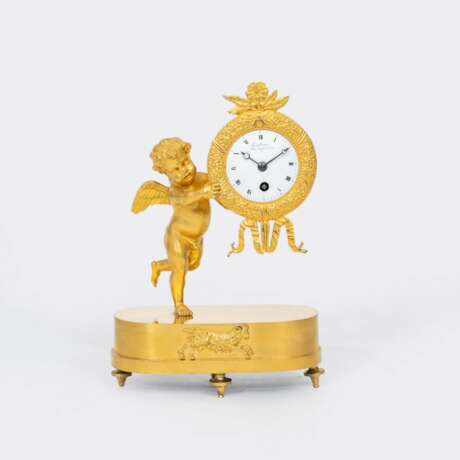 Gentilhomme Paris ab 1810. Kleine Empire Figuren-Pendule 'Amor fängt die Zeit ein'. - Foto 1
