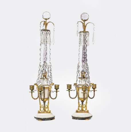 Paar dreiarmiger Ormolu Empire-Girandolen mit Kristallglas. - photo 1