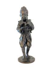 Statuette en bronze repr&eacute;sentant Kinjiro Ninomiya Sontoku, Japon, d&eacute;but du XXe si&egrave;cle, sign&eacute;e. 