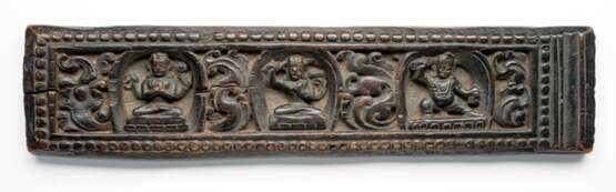Buchdeckel aus Holz mit Manjushri, Shadaksharilokeshvara und Vajrapani - Foto 1
