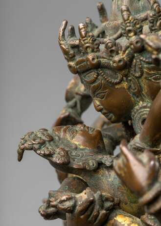 Feuervergoldete Bronzefigur des Cakrasamvara und Vajravarahi - Foto 2
