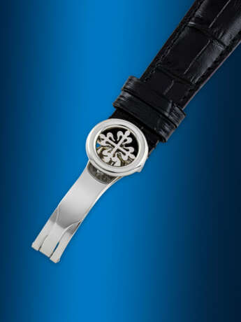 PATEK PHILIPPE. A PLATINUM AUTOMATIC ANNUAL CALENDAR FLYBACK CHRONOGRAPH WRISTWATCH WITH POWER RESERVE AND DAY/NIGHT INDICATION - photo 4