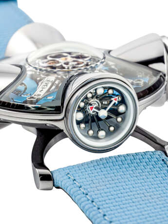 MB&F. A RARE AND INNOVATIVE TITANIUM LIMITED EDITION SEMI-SKELETONISED TOURBILLON WRISTWATCH WITH TEMPERATURE INDICATOR, POWER RESERVE AND ROTATING CASE - Foto 5