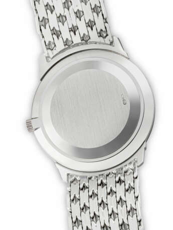 PATEK PHILIPPE. AN 18K WHITE GOLD BRACELET WATCH - photo 3