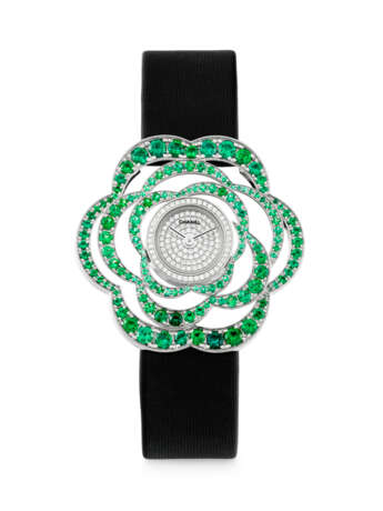 CHANEL. A LADY`S ELEGANT 18K WHITE GOLD, DIAMOND AND EMERALD-SET WRISTWATCH - фото 1