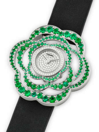 CHANEL. A LADY`S ELEGANT 18K WHITE GOLD, DIAMOND AND EMERALD-SET WRISTWATCH - фото 2