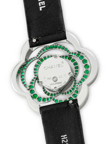 CHANEL. A LADY`S ELEGANT 18K WHITE GOLD, DIAMOND AND EMERALD-SET WRISTWATCH - фото 3
