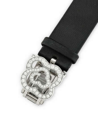 CHANEL. A LADY`S ELEGANT 18K WHITE GOLD, DIAMOND AND EMERALD-SET WRISTWATCH - фото 4