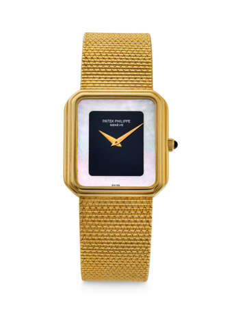 PATEK PHILIPPE. AN 18K GOLD BRACELET WATCH WITH MOTHER-OF-PEARL AND ONYX DIAL - Foto 1 PATEK PHILIPPE. AN 18K GOLD BRACELET WATCH WITH MOTHER-OF-PEARL AND ONYX DIAL - Foto 1