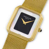 PATEK PHILIPPE. AN 18K GOLD BRACELET WATCH WITH MOTHER-OF-PEARL AND ONYX DIAL - photo 2