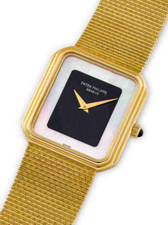 PATEK PHILIPPE. AN 18K GOLD BRACELET WATCH WITH MOTHER-OF-PEARL AND ONYX DIAL - Foto 2 PATEK PHILIPPE. AN 18K GOLD BRACELET WATCH WITH MOTHER-OF-PEARL AND ONYX DIAL - Foto 2