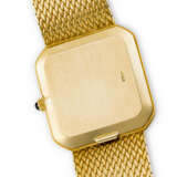 PATEK PHILIPPE. AN 18K GOLD BRACELET WATCH WITH MOTHER-OF-PEARL AND ONYX DIAL - photo 3