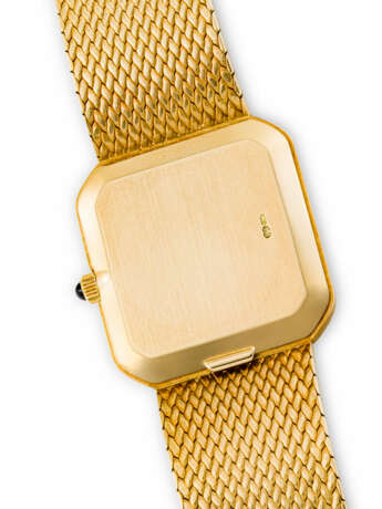 PATEK PHILIPPE. AN 18K GOLD BRACELET WATCH WITH MOTHER-OF-PEARL AND ONYX DIAL - Foto 3 PATEK PHILIPPE. AN 18K GOLD BRACELET WATCH WITH MOTHER-OF-PEARL AND ONYX DIAL - Foto 3