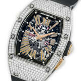 RICHARD MILLE. A LADY`S ATTRACTIVE 18K WHITE GOLD AND DIAMOND-SET TONNEAU-SHAPED AUTOMATIC SEMI-SKELETONISED WRISTWATCH WITH DATE - Foto 2