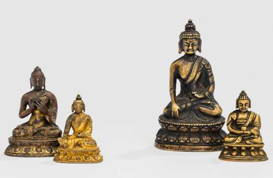 Vier Bronzen: drei Figuren des Buddha und eine Figur des Bhaisajyaguru - Foto 1