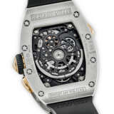 RICHARD MILLE. A LADY`S ATTRACTIVE 18K WHITE GOLD AND DIAMOND-SET TONNEAU-SHAPED AUTOMATIC SEMI-SKELETONISED WRISTWATCH WITH DATE - Foto 3
