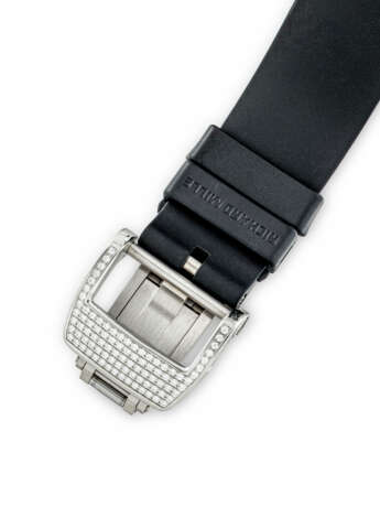 RICHARD MILLE. A LADY`S ATTRACTIVE 18K WHITE GOLD AND DIAMOND-SET TONNEAU-SHAPED AUTOMATIC SEMI-SKELETONISED WRISTWATCH WITH DATE - Foto 4 RICHARD MILLE. A LADY`S ATTRACTIVE 18K WHITE GOLD AND DIAMOND-SET TONNEAU-SHAPED AUTOMATIC SEMI-SKELETONISED WRISTWATCH WITH DATE - Foto 4