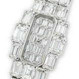 VACHERON CONSTANTIN. A LADY`S MESMERISING AND ATTRACTIVE 18K WHITE GOLD AND EMERALD-CUT DIAMOND-SET BRACELET WATCH - фото 2