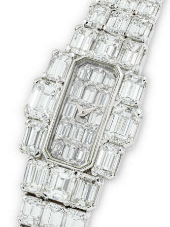 VACHERON CONSTANTIN. A LADY`S MESMERISING AND ATTRACTIVE 18K WHITE GOLD AND EMERALD-CUT DIAMOND-SET BRACELET WATCH - фото 2