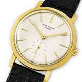 PATEK PHILIPPE. AN 18K GOLD AUTOMATIC WRISTWATCH - photo 2