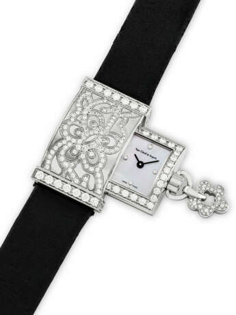 VAN CLEEF & ARPELS. A LADY`S 18K WHITE GOLD AND DIAMOND-SET RECTANGULAR WRISTWATCH - фото 3