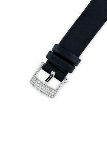 VAN CLEEF & ARPELS. A LADY`S 18K WHITE GOLD AND DIAMOND-SET RECTANGULAR WRISTWATCH - фото 4