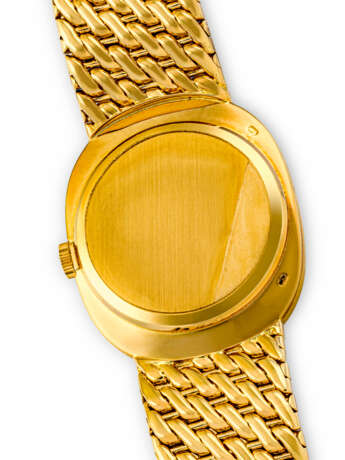 PATEK PHILIPPE. AN ATTRACTIVE 18K GOLD BRACELET WRISTWATCH - Foto 3