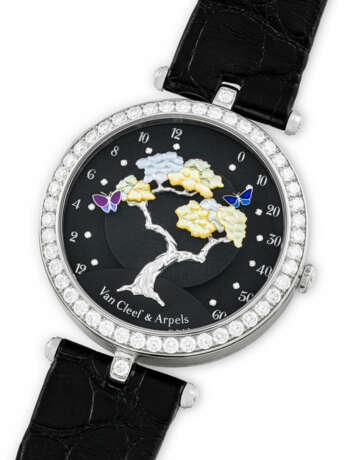 VAN CLEEF & ARPELS. A LADY`S ELEGANT 18K WHITE GOLD AND DIAMOND-SET BI-RETROGRADE WRISTWATCH WITH MOTHER-OF-PEARL - фото 2