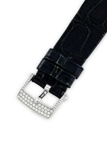 VAN CLEEF & ARPELS. A LADY`S ELEGANT 18K WHITE GOLD AND DIAMOND-SET BI-RETROGRADE WRISTWATCH WITH MOTHER-OF-PEARL - фото 4