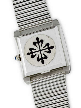 PATEK PHILIPPE. AN 18K WHITE GOLD BRACELET WATCH WITH LAPIS LAZULI DIAL - Foto 3