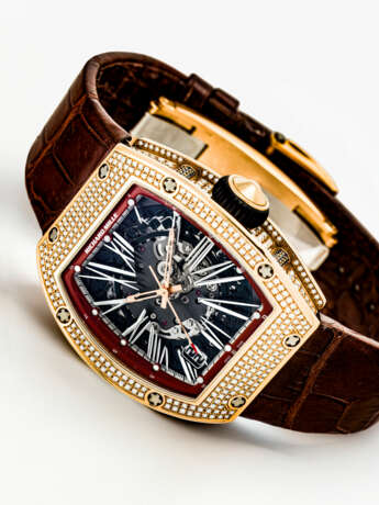 RICHARD MILLE. A RARE AND ATTRACTIVE 18K PINK GOLD AND DIAMOND-SET AUTOMATIC SEMI-SKELETONISED WRISTWATCH WITH SWEEP CENTRE SECONDS AND DATE - Foto 2 RICHARD MILLE. A RARE AND ATTRACTIVE 18K PINK GOLD AND DIAMOND-SET AUTOMATIC SEMI-SKELETONISED WRISTWATCH WITH SWEEP CENTRE SECONDS AND DATE - Foto 2