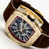 RICHARD MILLE. A RARE AND ATTRACTIVE 18K PINK GOLD AND DIAMOND-SET AUTOMATIC SEMI-SKELETONISED WRISTWATCH WITH SWEEP CENTRE SECONDS AND DATE - Foto 2