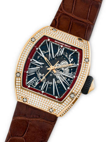 RICHARD MILLE. A RARE AND ATTRACTIVE 18K PINK GOLD AND DIAMOND-SET AUTOMATIC SEMI-SKELETONISED WRISTWATCH WITH SWEEP CENTRE SECONDS AND DATE - Foto 3 RICHARD MILLE. A RARE AND ATTRACTIVE 18K PINK GOLD AND DIAMOND-SET AUTOMATIC SEMI-SKELETONISED WRISTWATCH WITH SWEEP CENTRE SECONDS AND DATE - Foto 3