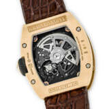 RICHARD MILLE. A RARE AND ATTRACTIVE 18K PINK GOLD AND DIAMOND-SET AUTOMATIC SEMI-SKELETONISED WRISTWATCH WITH SWEEP CENTRE SECONDS AND DATE - Foto 4