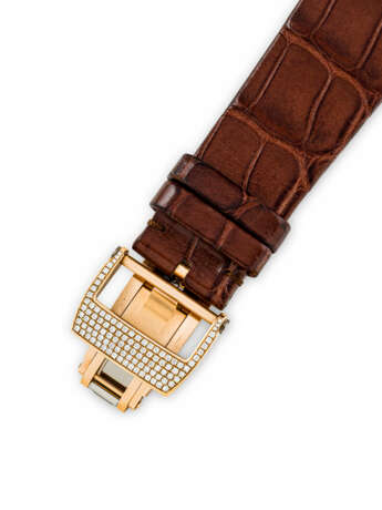 RICHARD MILLE. A RARE AND ATTRACTIVE 18K PINK GOLD AND DIAMOND-SET AUTOMATIC SEMI-SKELETONISED WRISTWATCH WITH SWEEP CENTRE SECONDS AND DATE - Foto 5 RICHARD MILLE. A RARE AND ATTRACTIVE 18K PINK GOLD AND DIAMOND-SET AUTOMATIC SEMI-SKELETONISED WRISTWATCH WITH SWEEP CENTRE SECONDS AND DATE - Foto 5