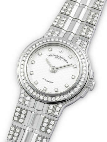 VACHERON CONSTANTIN. A LADY`S 18K WHITE GOLD AND DIAMOND-SET AUTOMATIC BRACELET WATCH - photo 2