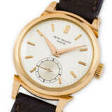 PATEK PHILIPPE. A RARE 18K PINK GOLD WRISTWATCH WITH SCROLL LUGS - Foto 2