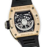 RICHARD MILLE. AN 18K PINK GOLD AND TITANIUM AUTOMATIC SKELETONISED WRISTWATCH WITH SWEEP CENTRE SECONDS, DECLUTCHABLE ROTOR, POWER RESERVE AND DATE - Foto 3